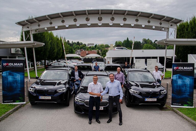 Mario Haidlmair (4.v.r.) und seine Mitarbeiter bei der Übergabe von sechs neuen Elektro- und Hybridmodellen von BMW. (Foto: Haidlmair)