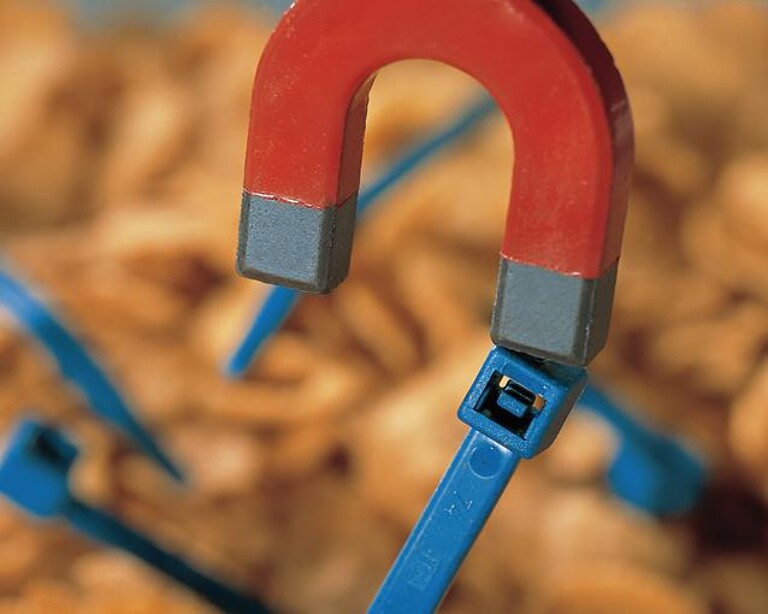 Die Verwendung detektierbarer Kunststoffe senkt das Risiko für Verunreinigungen durch unentdeckte Kunststoffteile z.B. in der Lebensmittelproduktion. (Foto: HellermannTyton)