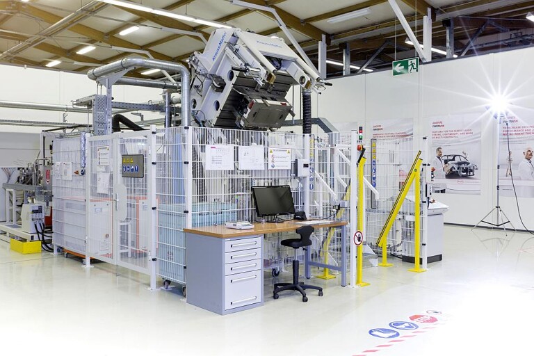 Die Hochdruck-RTM-Anlage im Henkel Composite Lab in Heidelberg verfügt über Harzinjektionseinheiten für Polyurethane und Epoxidharze, gekoppelt mit einer 3.800-kN-Presse. (Foto: Henkel)
