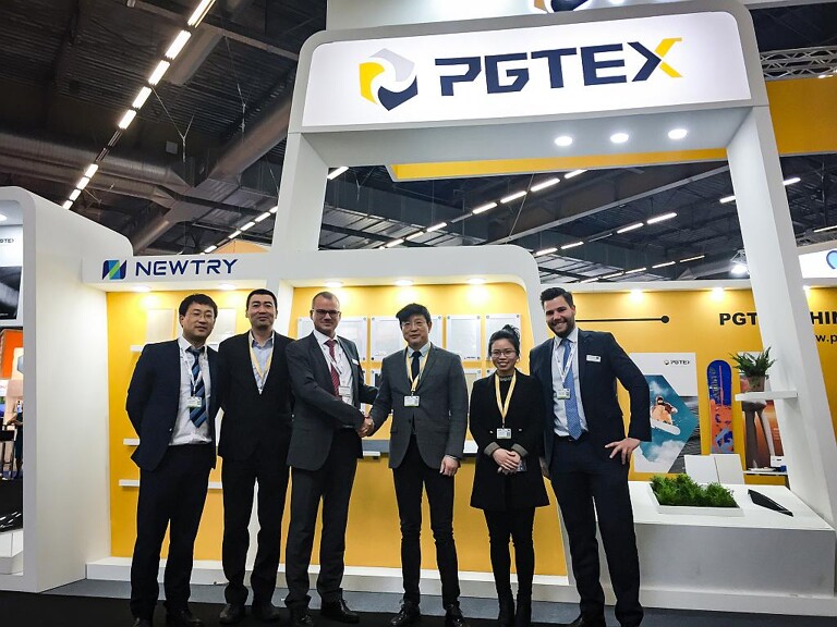 Grundstein für eine langfristige Partnerschaft zwischen PGTEX und Hennecke: Erfolgreiche Transaktion für eine kombinierte Produktionsanlage für Nasspress- und HP-RTM-Anwendungen auf der JEC in Paris. (Foto: Hennecke)