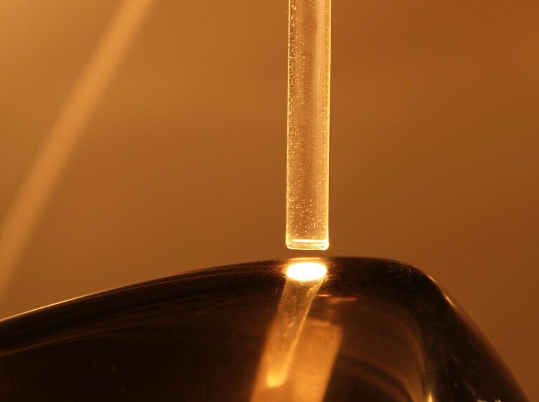 Infrarot-Strahler aus Quarzglas können dem Verlauf von Kanten oder Graten exakt nachgeformt werden, der Punktlichtstrahler richtet Wärme sogar auf den Punkt. (Foto: Heraeus Noblelight)