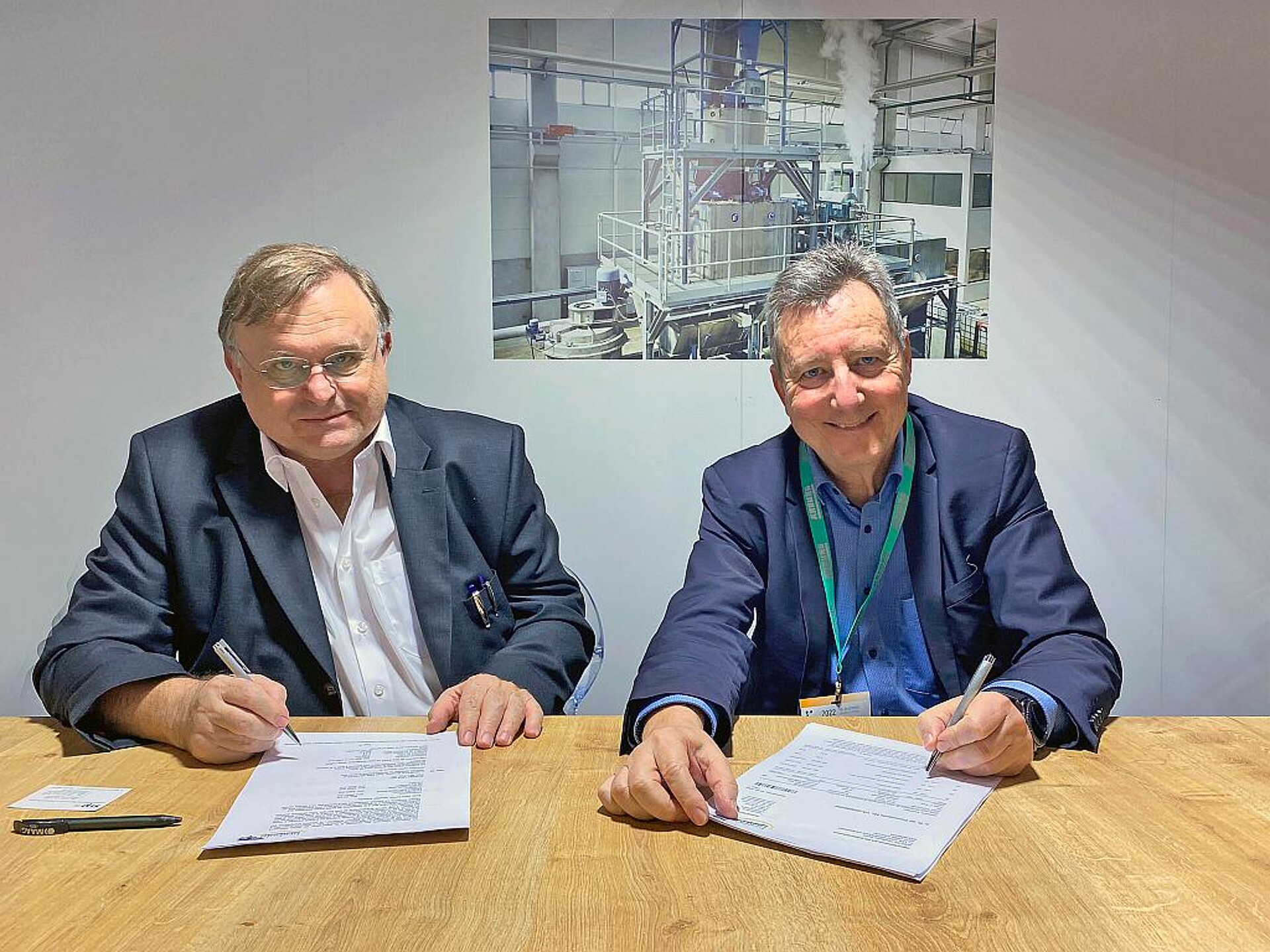 Olivier Vilcot (r.), General Manager der Plastics Recycling Division von Suez, und Werner Herbold, Geschäftsführer des gleichnamigen Unternehmens, bei der Vertragsunterzeichnung. (Foto: Herbold)