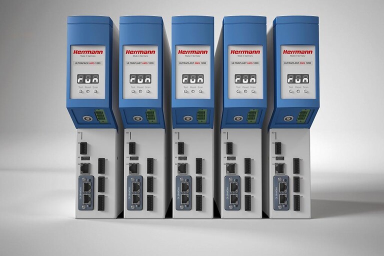 Installationsreihe mit dem neuen Automations-Ultraschallgenerator Ultraplast AMG. (Foto: Herrmann Ultraschall)