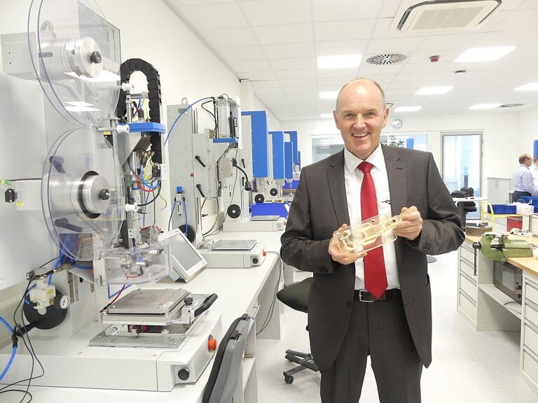 CEO Thomas Herrmann zeigt eine Werkstückaufnahme aus dem 3D-Drucker, ebenfalls eine Dienstleistung des Ultrasonic Engineerings. Die Reaktionszeiten bei Erstanfragen im Ultraschall-Labor können so verkürzt werden. (Foto: Herrmann)