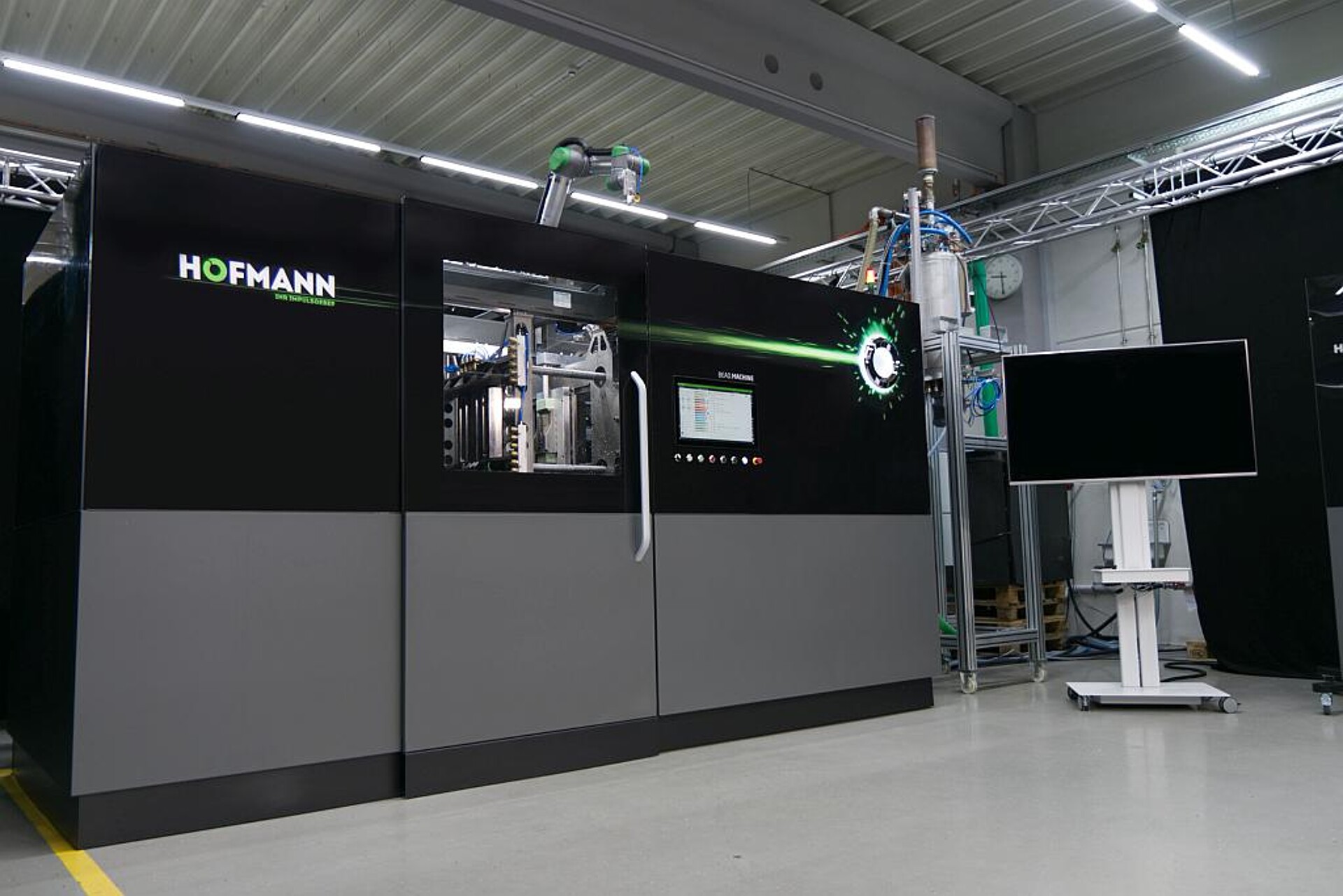 Der neue Formteilautomat im Technikum in Lichtenfels. (Foto: Hofmann)