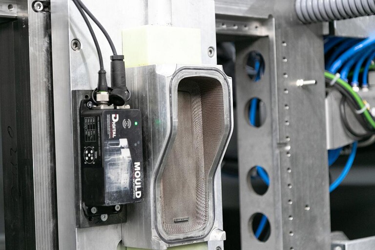 Blick in die Maschine: Das 3D-gedruckte Werkzeug ist mit der Mould-Monitoring-Box von Digital Moulds ausgerüstet. (Foto: Hofmann)