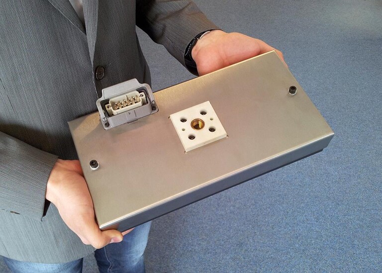 Für die angepasste Temperaturführung von Kunststofffolien entwickelt Hotset kunden- bzw. anwendungsspezifische Heizplatten. (Foto: Hotset)
