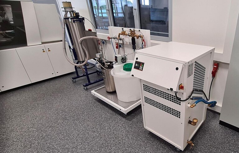 Im neuen SIT in Lüdenscheid ist ein kompletter Spritzgieß-Prozess mit Engel-Spritzgießmaschine, Z-System sowie Werkzeug-Vorrichtungen, Kühlwasser-Aufbereitung und Materialtrocknungsanlage von Wenz installiert. (Foto: Hotset)