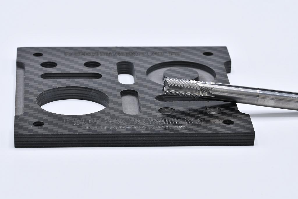 Der Fräser Trex 194-WD beißt sich sauber durch GFK und CFK. (Foto: Hufschmied)