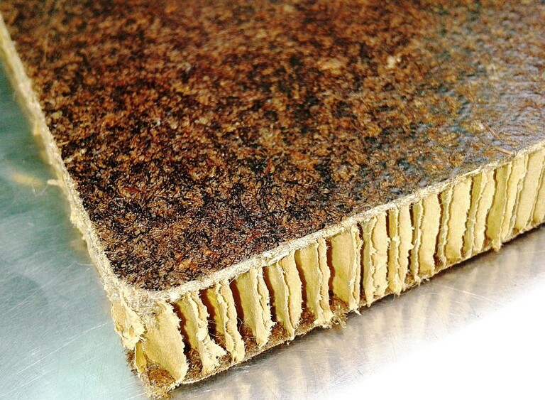 In dem Sandwich-Material für Kofferraumladeflächen kombiniert IAC Bioharz mit einem Wabenkern aus recyceltem Papier für nachhaltige Interieurs. (Foto: IAC)