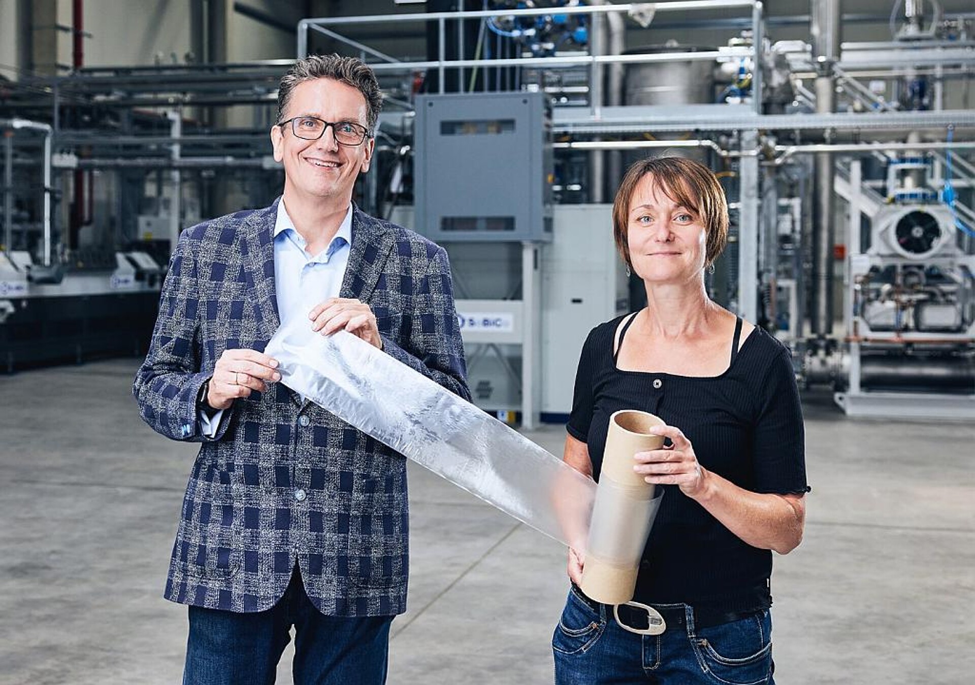 Dr. Gerald Hauf, Geschäftsführer der Polymer-Gruppe und Dr. Antje Lieske, Leiterin der Abteilung Polymersynthese am Fraunhofer IAP, eröffnen neue Anwendungsfelder für PLA-Kunststoffe. (Foto: Polymer-Gruppe)