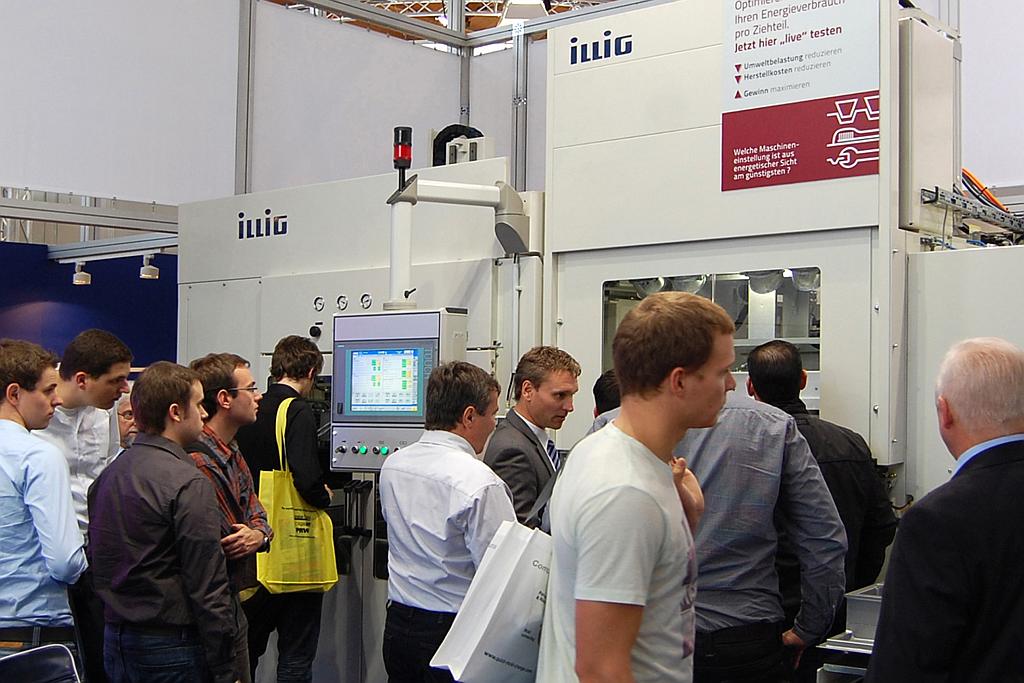 Besucher vor der Plattenformmaschinen der Baureihe UA g auf der letzten Fakuma. (Foto: Illig)