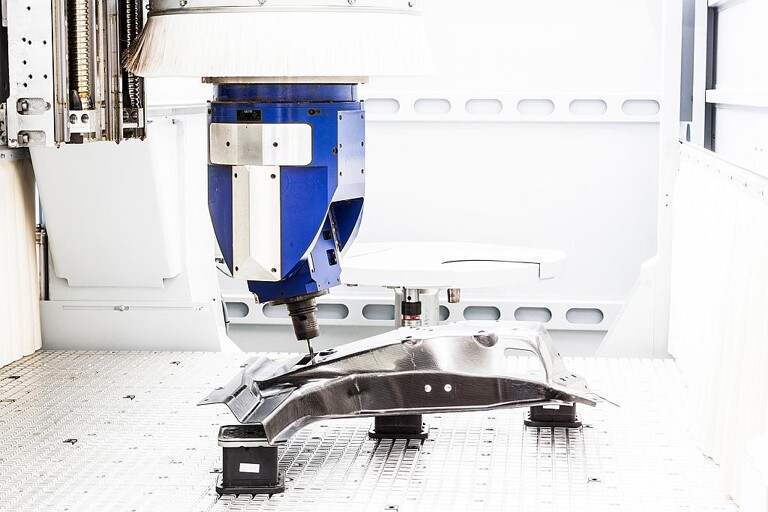 Führt ein Werker der Maschine ein endkonturnah hergestelltes CFK-Bauteil zu, fräst sie es zunächst hochpräzise. (Foto: Fraunhofer IPA/Rainer Bez)