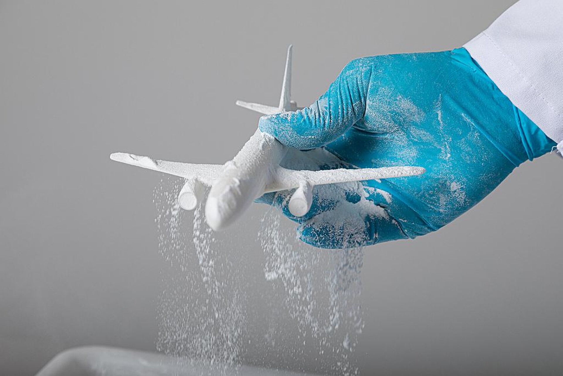 Ein mit dem selektiven Lasersintern gefertigtes Modellflugzeug als Symbol für nachhaltigere additive Fertigung für die Luftfahrt. (Foto: Rainer Bez/Fraunhofer IPA)