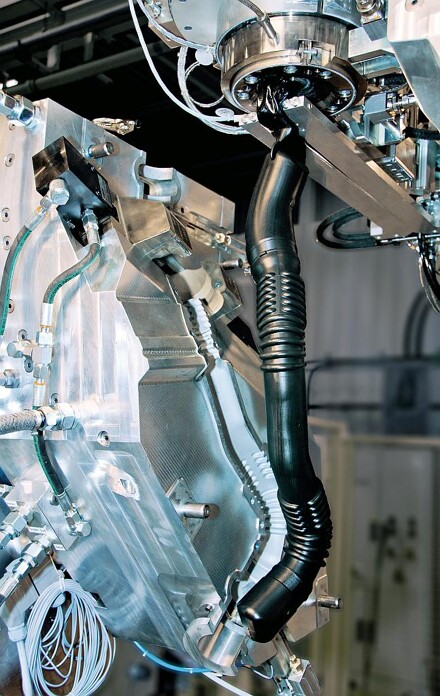 Eine Saugblasmaschine KBS20 ist jetzt im Technikum von Toray im Einsatz. (Foto: Kautex)