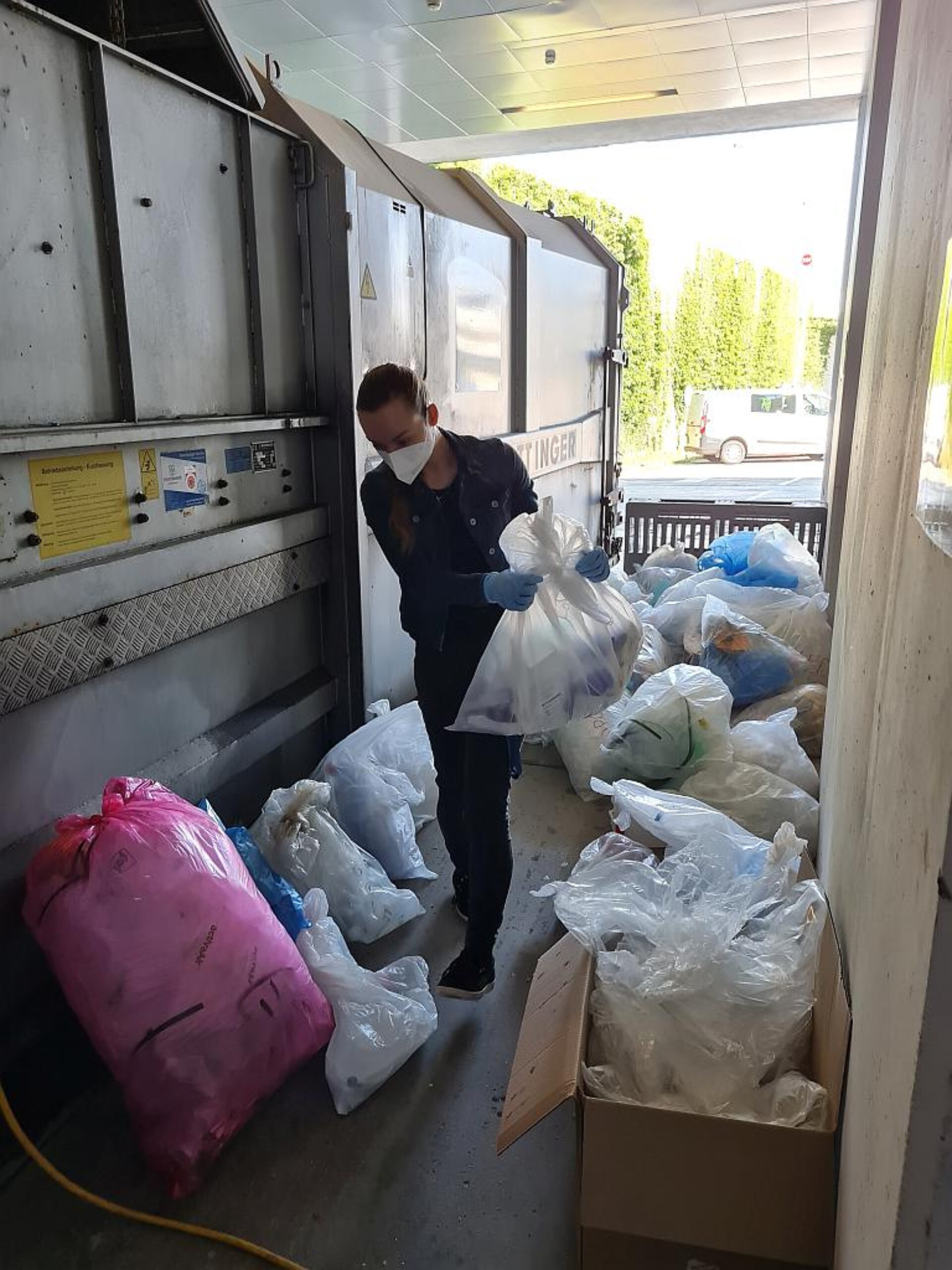 Vier Tage lang wurden insgesamt 150 Müllsäcke mit Kunststoffabfällen geprüft. (Foto: OÖG Petra Walzel)