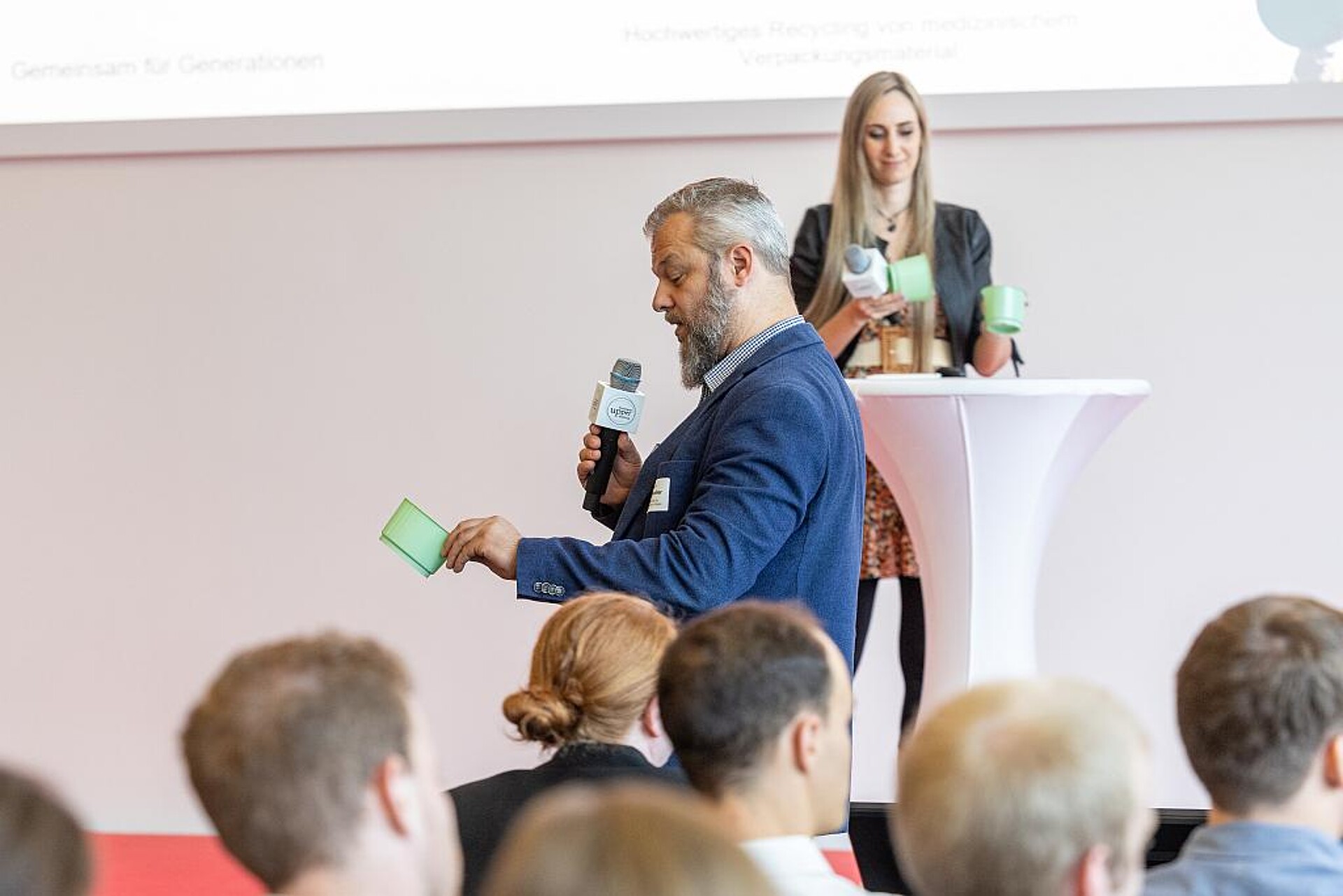 TCKT-Chef Christoph Burgstaller präsentierte den Becher aus recyceltem Krankenhausabfall beim Fachpublikum Ende Juni auf der Veranstaltung MedTech.Circle. (Foto: Erwin Pils)