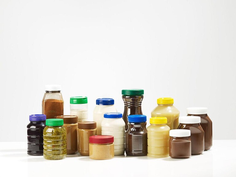 Der Trend zu immer größeren Flaschenhalsöffnungen bei PET-Behältern ist bei verschiedensten Produkten angekommen. (Foto: KHS-Gruppe)
