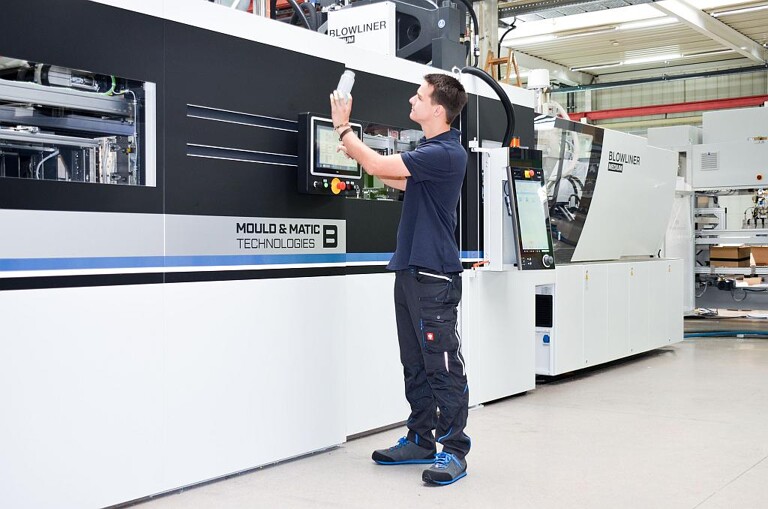 Die Blowliner Medium mit einem Materialdurchsatz von bis zu 130 kg PET pro Stunde. (Foto: Kiefel)