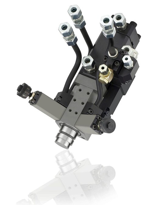 Über den neu entwickelten Mischkopf der Krauss-Maffei-Reaktionstechnik kann internes Trennmittel hinzudosiert werden. Das weiterentwickelte HD-RTM-Verfahren ermöglicht Zykluszeiten, die sich je nach Bauteilkomplexität und -größe von bis zu 24 Stunden auf Minuten verkürzen. (Foto: Krauss Maffei)