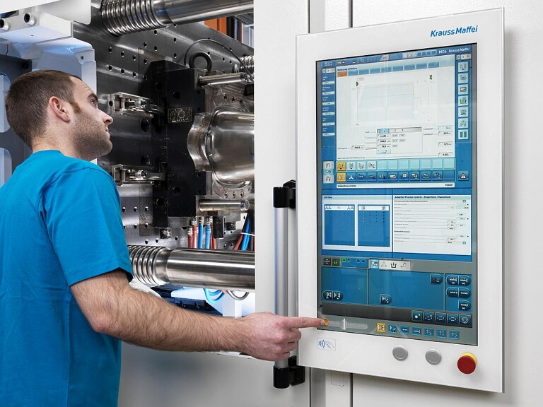 Die ins Glas geschliffene Führungsbahn SlideX erlaubt dem Bediener alle Achsen der Maschine zu steuern, ohne auf den Bildschirm zu schauen. (Foto: Krauss Maffei)