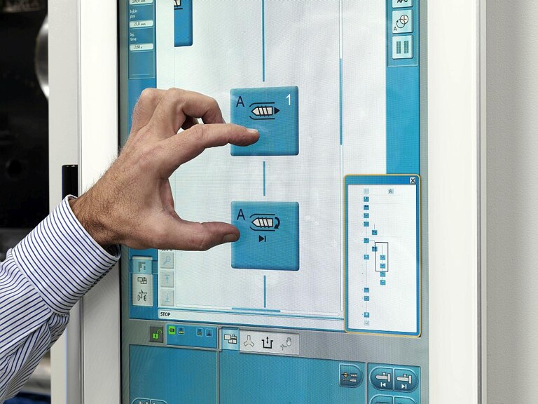 Die intuitive Bedienung der gesamten Spritzgießmaschine und Automation erfolgt über Gesten, etwas durch Wischbewegungen oder Fingerspritzen für das Zoomen. (Foto: Krauss Maffei)