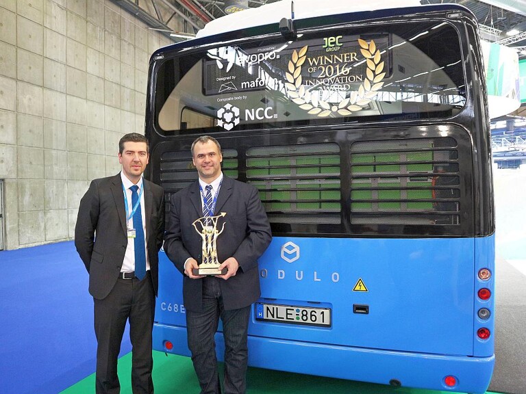 Auszeichnung auf der JEC 2016: Wolfgang Hinz, Produkt- und Vertriebsmanager der BU Composites/Oberflächen bei Krauss Maffei und Dr. Ing. Peter Molnar, Technical Director NCC (v.l.). (Foto: NCC)