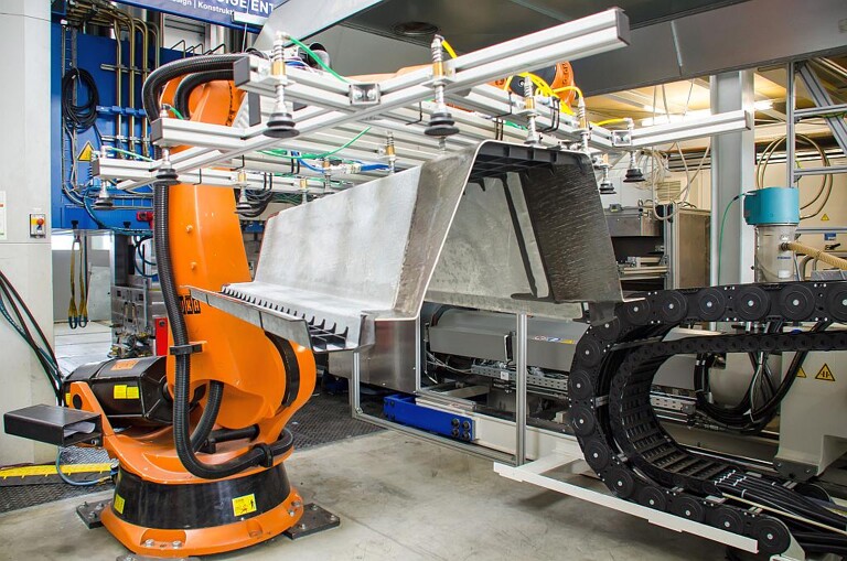 Die neue Laboranalage am Institut für Leichtbau und Kunststofftechnik der TU Dresden (ILK) erlaubt das Umformen und Hinterspritzen der FVK-Metall-Hybridwerkstoffe in einem Schritt. (Foto: TU Dresden/ILK)