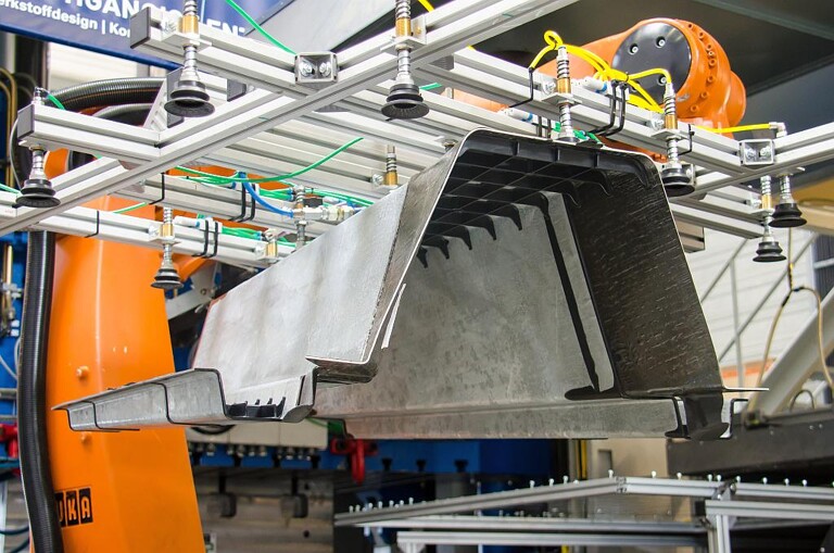 Für den Mitteltunnel der Bodengruppe kombinierten die LEIKA-Wissenschaftler metallische Deckschichten aus Stahl mit einem Faserverbundkern aus CFK. Das Ergebnis ist eine Massereduktion von 25 %. (Foto: TU Dresden/ILK)