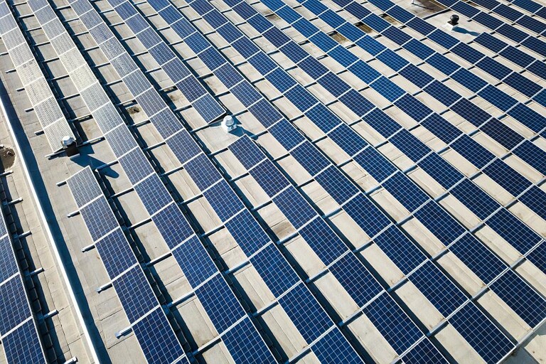 Besonders zur stabilen Befestigung von Photovoltaikanlagen eignen sich Phenolharzplatten. (Foto: KraussMaffei) 