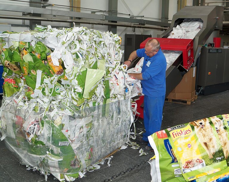 Während der Edelweiss-Tage wurden Post-Industrial-Folien mit unterschiedlichen Verschmutzungsgraden verarbeitet. (Foto: Krauss Maffei Berstorff)