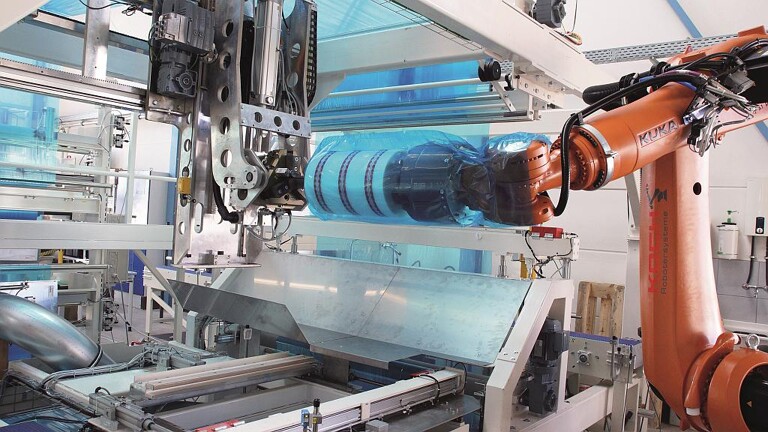 Die robotergestützte Folien-Anlage Robot Flex Packer verpackt Rollen aus flexiblen Verpackungen mit Schnittbreiten von 50 mm bis 600 mm mittels Folienverschweißung. (Foto: Koch Industrieanlagen)