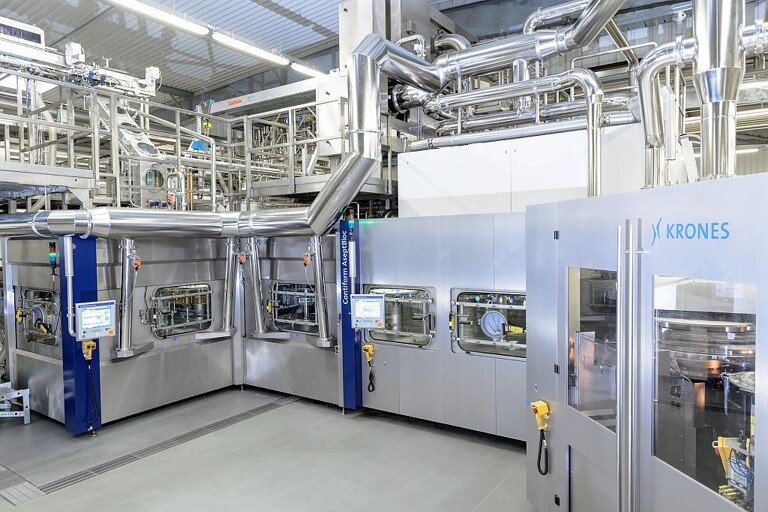 Dank eines integrierten Blasmoduls erlaubt der Contiform Aseptbloc ein durchgängig aseptisches Behandeln der Behälter und des Füllguts. (Foto: Krones)
