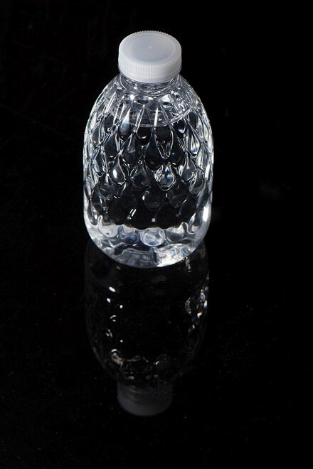 Die tropfenförmige PET-Flasche von Krones fasst 200 ml und ist mit einem Gewicht von nur 4,4 g sehr leicht. (Foto: Krones)