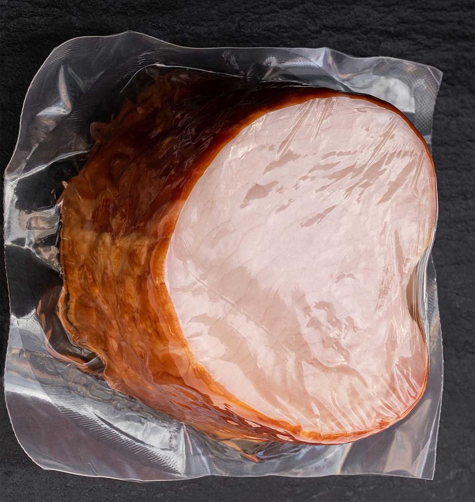 Transportverpackungen großer Fleisch- oder Käsestücke gehören zu den typischen Anwendungen der im Triple-Bubble-Verfahren von Kuhne hergestellten Tiefziehfolien. (Foto: lena_zajchikova – stock.adobe.com)