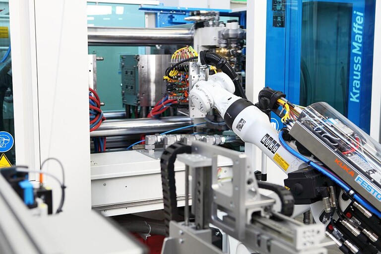 Ready-to-use-Lösungen als spezifisch auf Anwendungen in der Kunststoffindustrie zugeschnittene Roboterlösungen für den sofortigen Einsatz sind der Fokus von Kuka auf der K 2016. (Foto: Kuka)