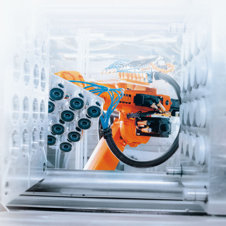 Die neuen, speziell für den Kunststoffmarkt weiterentwickelten KUKA Roboter der 3. Generation bieten Ihnen zahlreiche Vorteile: Sie optimieren Arbeitsprozesse, verkürzen Zykluszeiten und nutzen bisher ungenutzte Nebenzeiten effizient aus. Damit erschließen sie Ihnen ein immenses Wertschöpfungspotenzial, das weit über die Automatisierung hinaus geht (Foto: Kuka)