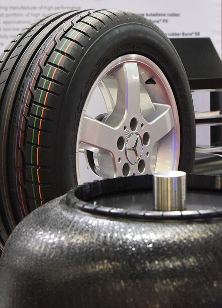 Zu den Lösungen für die Herstellung von Reifen gehören u. a. umweltfreundliche Trennmittel, Reifenmarkierungsfarben und Reifen-Vulkanisationsheizbälge. (Foto: Lanxess)