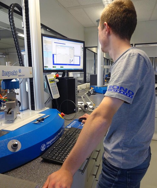 Bond-Laminates verfügt in seinen Laboren über umfangreiches Equipment zur Qualitätskontrolle. (Foto: Lanxess)