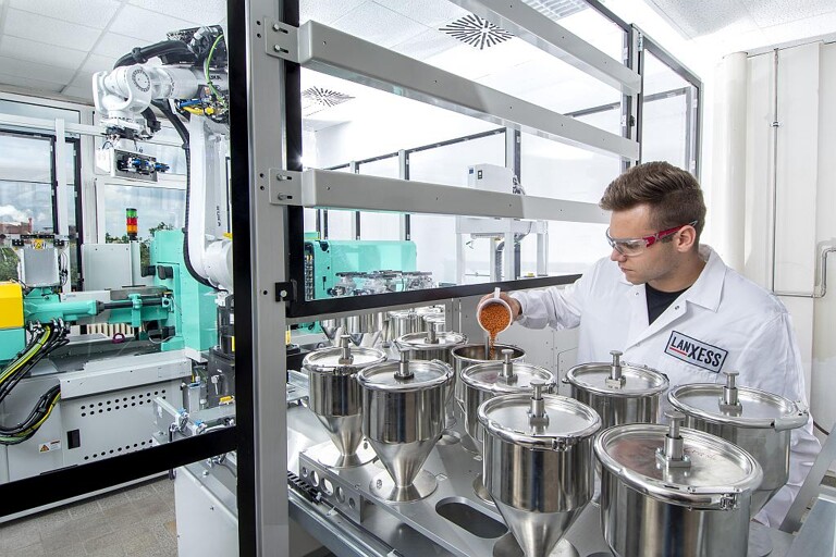 In seinem anwendungstechnischen Labor in Krefeld-Uerdingen verfügt Lanxess über das Equipment, um den Einfluss von Pigmenten umfangreich zu testen und Anwender hinsichtlich einer Colorierung mit Eisenoxidpigmenten zu beraten. (Foto: Lanxess)