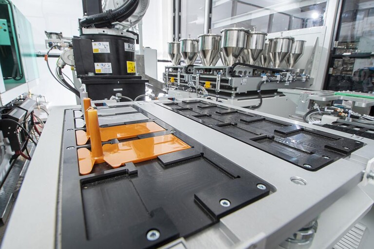 Als nach eigenen Angaben weltweit einziger Hersteller ist Lanxess in der Lage, die Hitzestabilität von Eisenoxidpigmenten in kundenspezifischen Rezepturen automatisiert zu testen. (Foto: Lanxess)