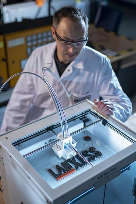 Umfassende Inhouse-Expertise: Auf Basis von Laboruntersuchungen werden die Einflussgrößen von Eisenoxidpigmenten bei der Einfärbung von Filamenten für den 3D-Druck ermittelt. (Foto: Lanxess)