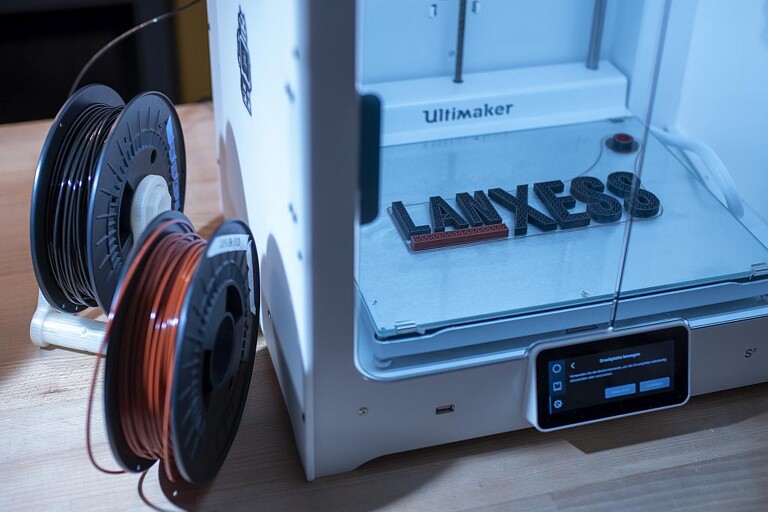 3D-Drucker im anwendungstechnischen Labor des Geschäftsbereichs Inorganic Pigments in Krefeld-Uerdingen. Bei kurzen Verweilzeiten und relativ geringen Scherkräften ist eine gute Dispergierbarkeit gefordert. (Foto: Lanxess)