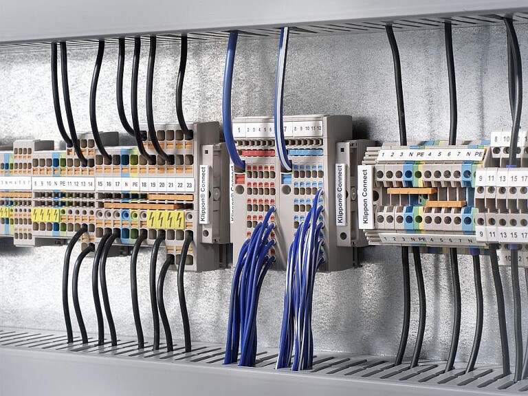 Eine potenzielle Anwendung von Durethan B30SFN31 sind Reihenklemmen, mit denen Leitungen in Stromkreisverteilern oder Schaltschränken angeschlossen werden. (Foto: Weidmüller Interface)