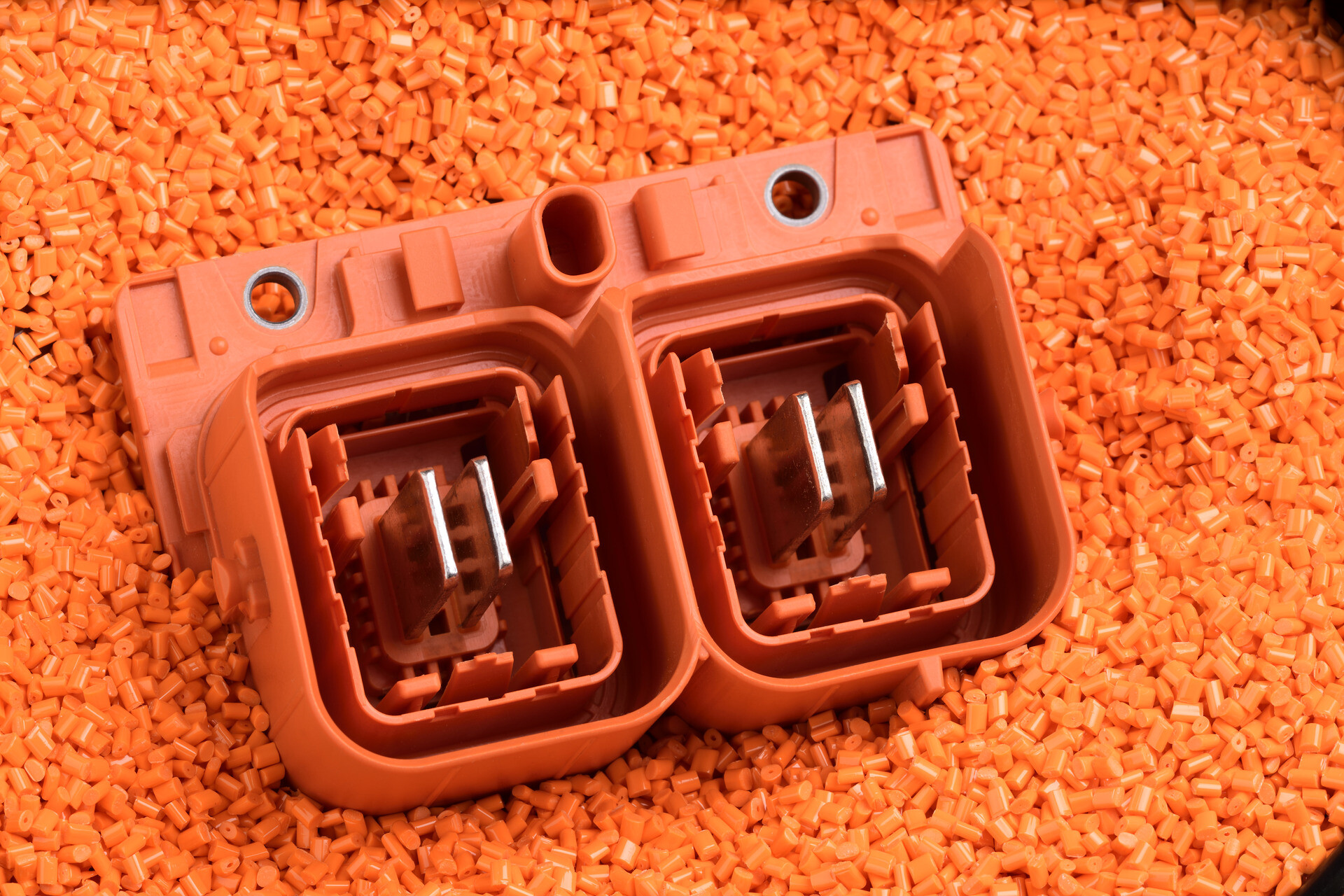 Mit Macrolex Orange HT lassen sich Kunststoffe dauerhaft im Orange-Ton RAL 2003 einfärben. (Foto: Lanxess)