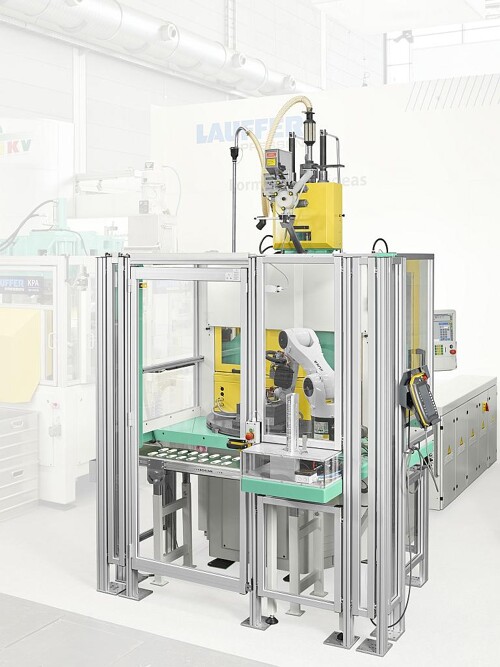 Das zweite Exponat auf dem Lauffer-Messestand zeigt eine Arburg-Drehtischmaschine mit Automation über einen integrierten Kuka-Sechs-Achs-Robot als produktionsfertige „Plug & Play“-Lösung. (Foto: Arburg)