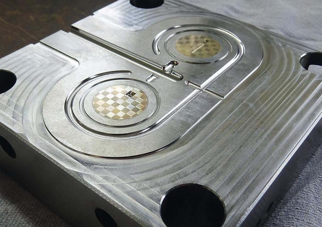 Kavität mit gefrästem Hologramm – sichtbar, aber kaum fühlbar. (Foto: Leonhardt)