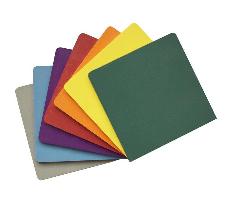Musterplättchen aus PPS in sieben Standard-Farben. (Foto: Lifocolor)