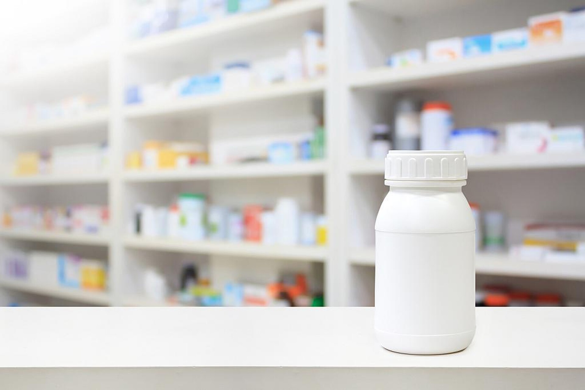Ein neues Weißkonzentrat für pharmazeutische Verpackungen und Arzneibehältnisse ist eine weitere Produktneuheit. (Foto: Adobe Stock/Piman Khrutmuang)