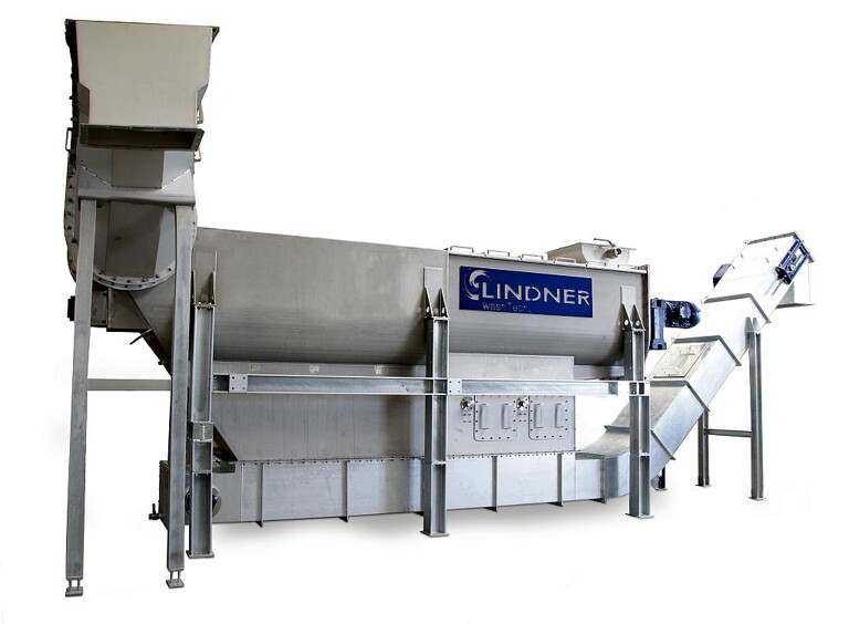 Als Wascheinheit für vorzerkleinerte, stark verunreinigte Post-Consumer-Kunststoffabfälle ist der neue Rafter in der Recyclinglinie zwischen Nass-Shredder und Trockner angeordnet. (Foto: Lindner Wash Tech)